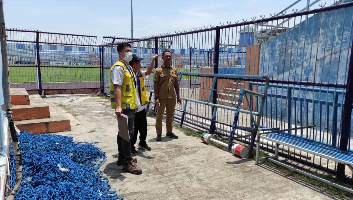Tim Kementerian PUPR mulai audit pada Stadion Gelora Surajaya Lamongan. (Foto: MO Persela Lamongan) - INDOSPORT