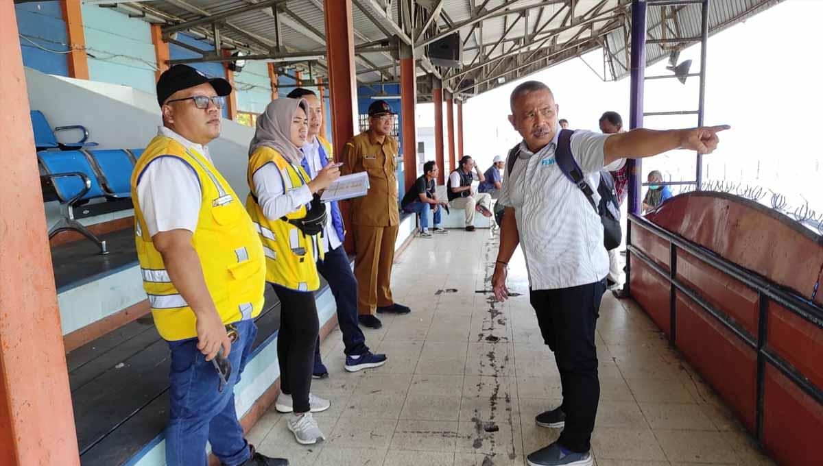 Tim Kementerian PUPR mulai audit pada Stadion Gelora Surajaya Lamongan. (Foto: MO Persela Lamongan) - INDOSPORT
