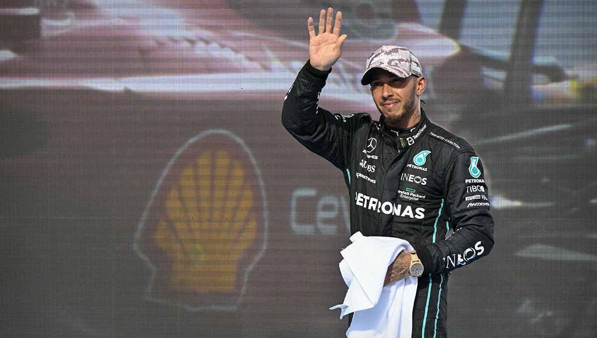Pembalap Mercedes AMG Petronas Motorsport Lewis Hamilton (44) dari Tim Inggris Raya melambai kepada para penggemar setelah balapan F1 Grand Prix AS di Circuit of the Americas. (Foto: REUTERS/Jerome Miron) - INDOSPORT