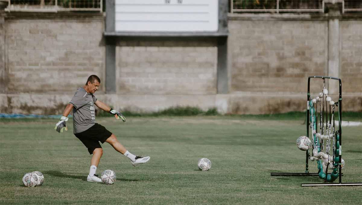Pelatih kiper Bali United, Marcelo da Silva Pires, mendatangkan alat baru yang canggih dari Inggris untuk menambah variasi latihan. (Foto: Bali United) - INDOSPORT