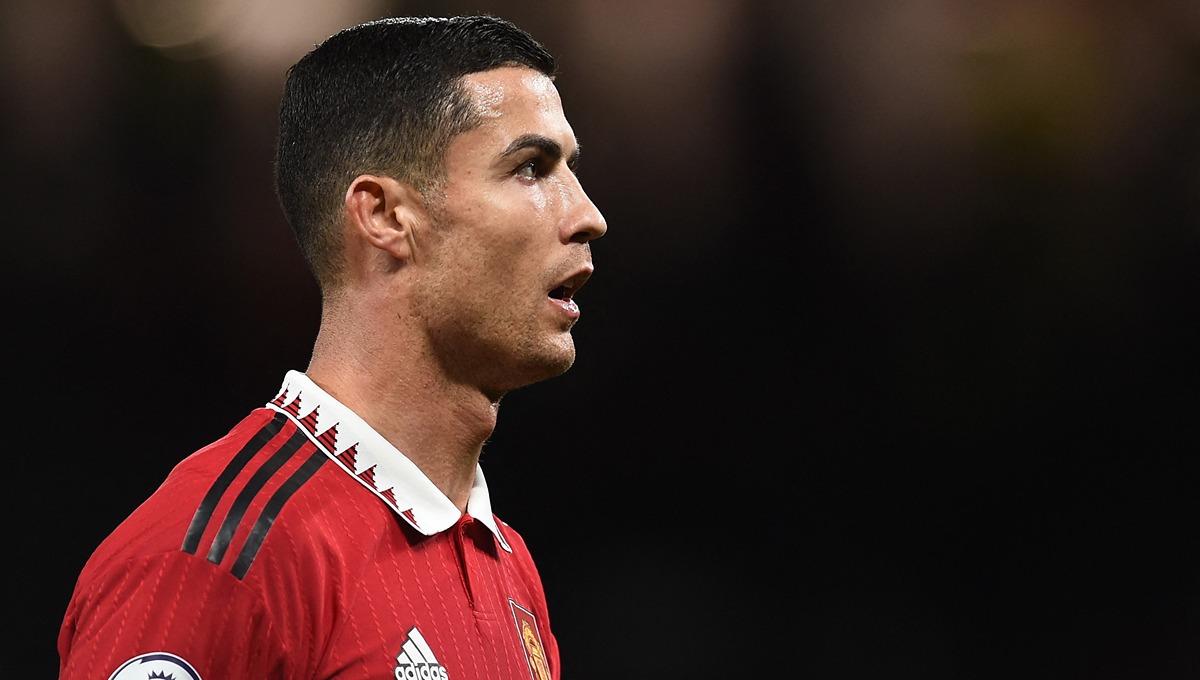 Poster Cristiano Ronaldo telah dicopot di halaman depan Stadion Old Trafford, apakah ini kode keras dirinya hengkang dari Manchester United?