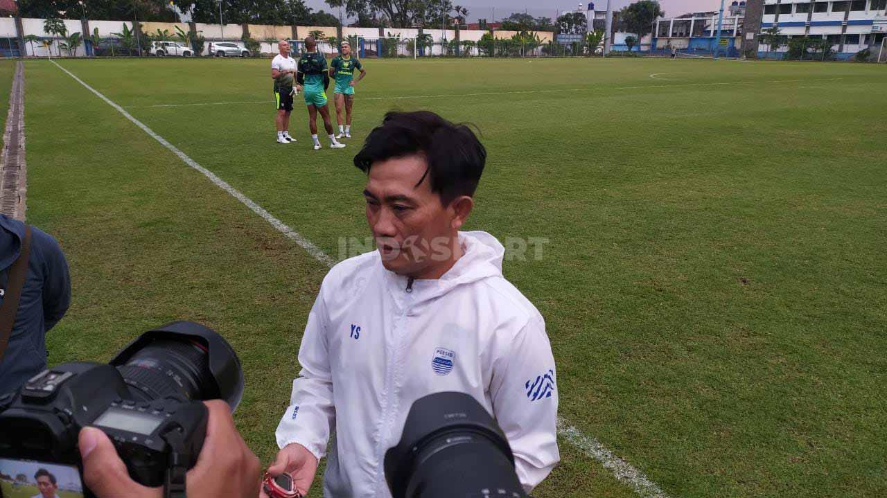 Pelatih fisik Persib Bandung, Yaya Sunarya, membeberkan program yang diberikan kepada pemain pada sesi latihan di Stadion Persib.