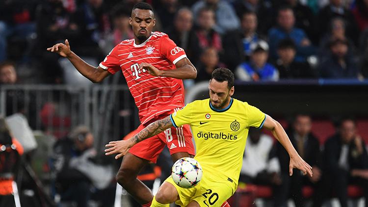 Pemain Inter Milan, Hakan Calhanoglu dibayangi pemain Bayern Munchen di Liga Champions.