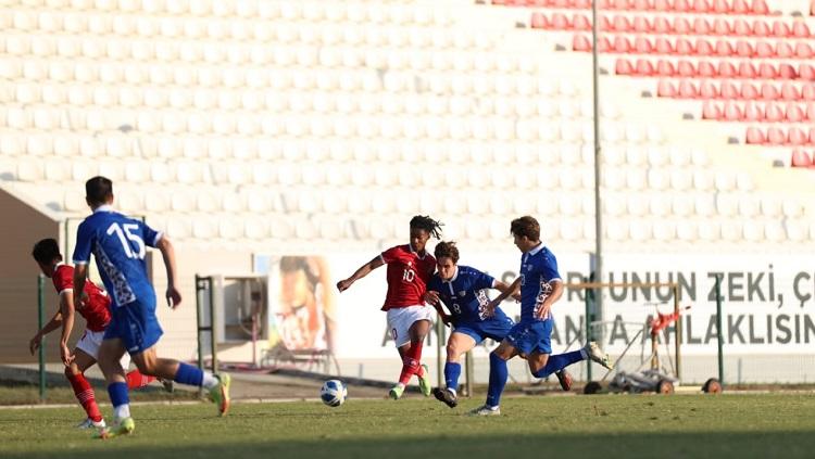 Aksi Ronaldo Kwateh dalam pertandingan uji coba timnas Indonesia U-20 kontra Moldova.