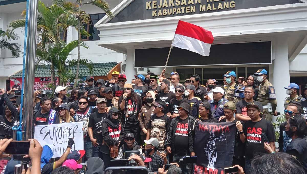 Aremania saat mendatangi Kejaksaan Negeri Kab Malang. - INDOSPORT