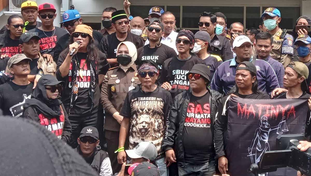 Aremania saat mendatangi Kejaksaan Negeri Kab Malang.