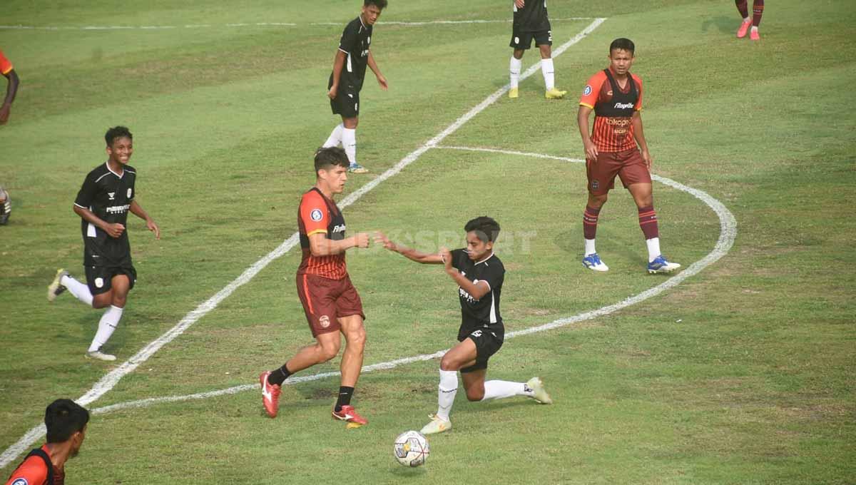 Pertandingan uji coba antara RANS Nusantara FC vs RANS Nusantara FC U-20 di Lapangan A Senayan, Rabu (02/11/22).