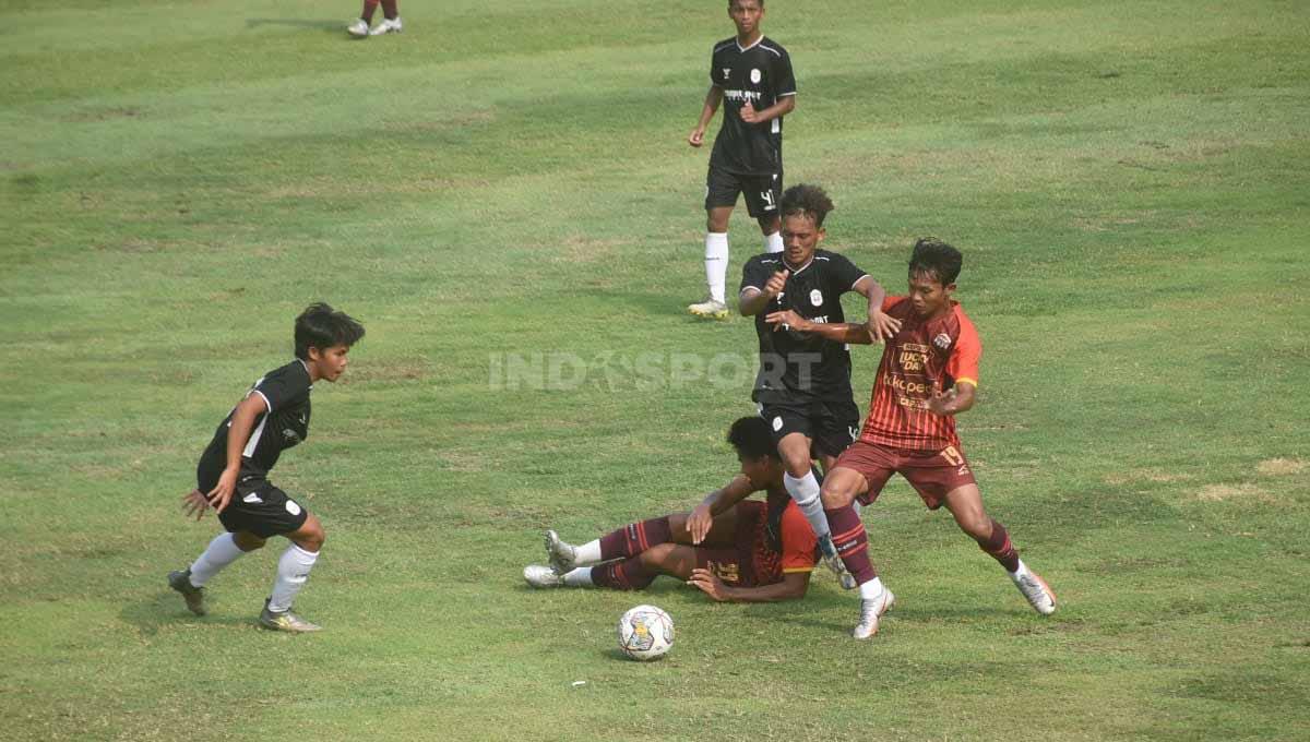 Pertandingan uji coba antara RANS Nusantara FC vs RANS Nusantara FC U-20 di Lapangan A Senayan, Rabu (02/11/22).