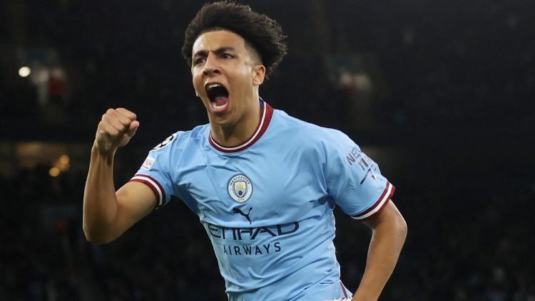 Selebrasi Rico Lewis usai mencetak gol di laga Man City vs Sevilla (03/11/22). (Foto: REUTERS/Carl Recine)