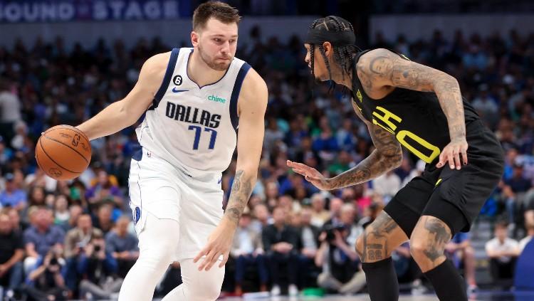 Luka Doncic (kiri) dikawal oleh Jordan Clarkson di duel Dallas Mavericks vs Utah Jazz (03/11/22). (Foto: Reuters/Kevin Jairaj-USA TODAY Sports)