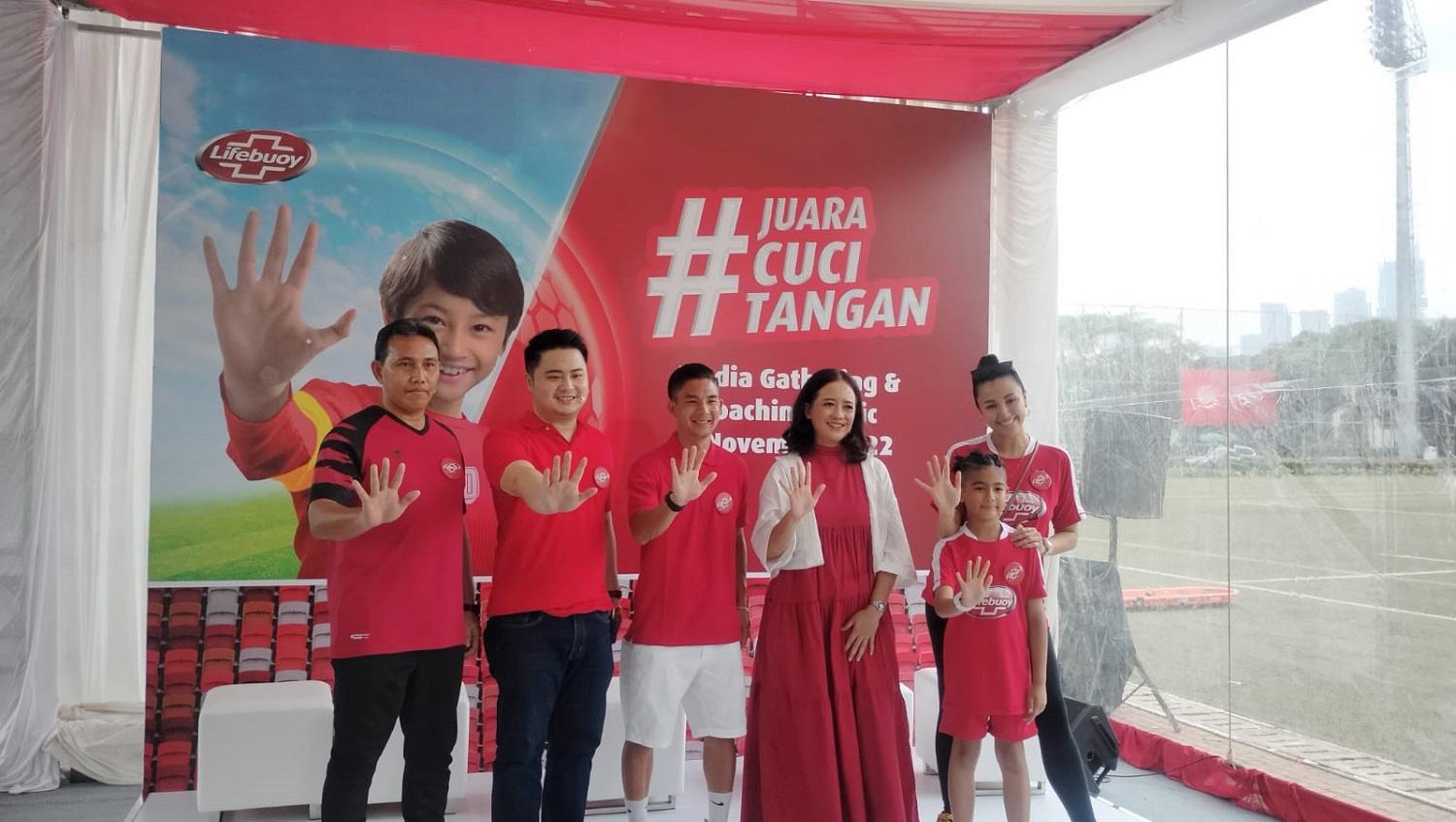 Pelatih Timnas U-17 Bima Sakti dan pemain PSS Sleman Kim Kurniawan saat menghadiri acara Coaching Clinic #Lifebuoy hari ini, Kamis (03/10/22).