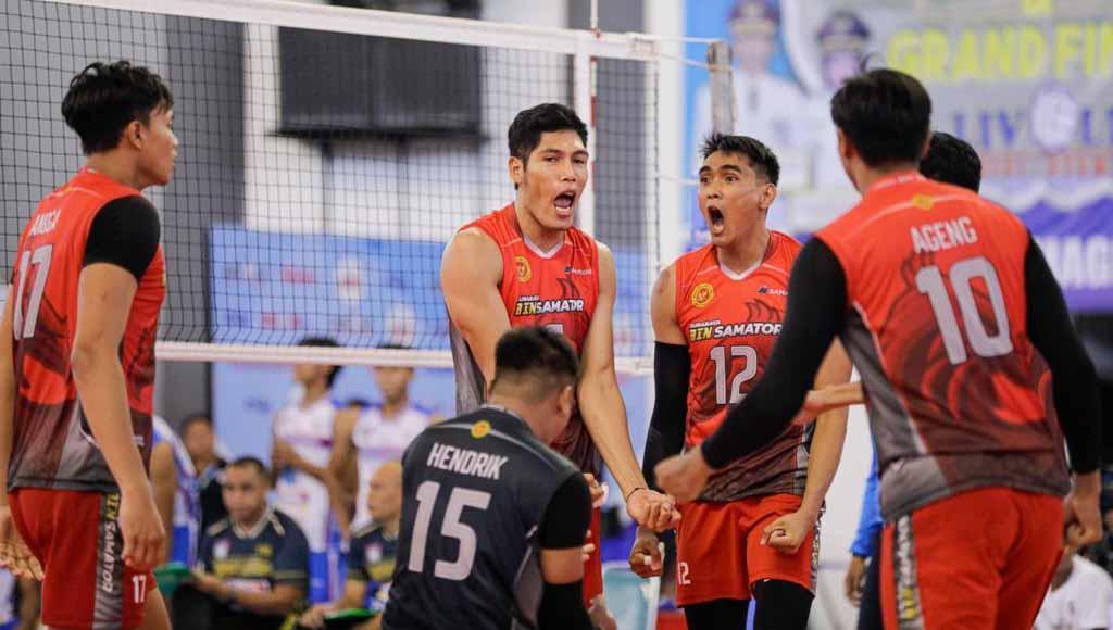 BIN Samator Surabaya menang atas Indomaret Sidoarjo dalam final four Liga Bola Voli Indonesia (Livoli) Divisi Utama 2022, yang dihelat di GOR Ki Mageti, Magetan, Jawa Timur, Jumat (04/11/22). (Foto: Humas Samator Surabaya)