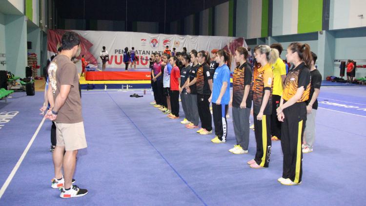 Tim Wushu Malaysia latihan bersama atlet Wushu Indonesia di GBK Arena.