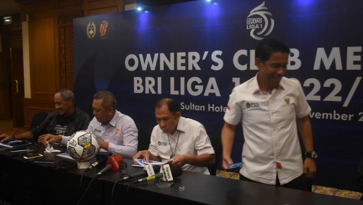 Komisaris Utama PT LIB Juni Rachman (kedua kanan) didampingin Sekjen PSSI Yunus Nusi (kanan) dan Dirut Operasional LIB Sudjarno pada acara jumpa pers hasil pertemuan dengan petinggi klub terkait nasib Liga 1.