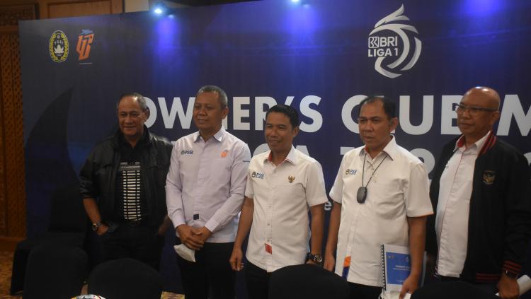 Komisaris Utama PT LIB Juni Rachman (kedua kanan), didampingi Sekjen PSSI, Yunus Nusi (kanan), dan Dirut Operasional LIB Sudjarno, di acara jumpa pers hasil pertemuan dengan petinggi klub terkait nasib Liga 1. Foto: 	Herry Ibrahim/INDOSPORT.