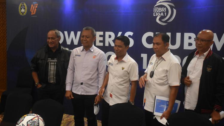 Komisaris Utama PT LIB Juni Rachman (kedua kanan) didampingin Sekjen PSSI Yunus Nusi (kanan) dan Dirut Operasional LIB Sudjarno pada acara jumpa pers hasil pertemuan dengan petinggi klub terkait nasib Liga 1.