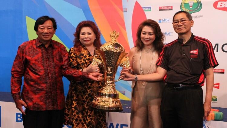 Justian Suhandinata (paling kiri) berpose bersama Piala Suhandinata.