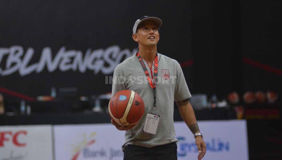 Penyerang Persis Solo, Irfan Bachdim, saat hadir pada pembukaan IBL Indonesian Cup 2022 di Sritex Arena, Jumat (4/11/22).
