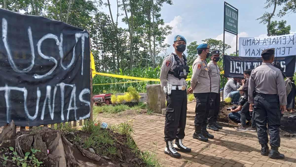 Kepolisian mengawal lokasi autopsi korban Tragedi Kanjuruhan. Foto: Ian Setiawan/INDOSPORT. - INDOSPORT