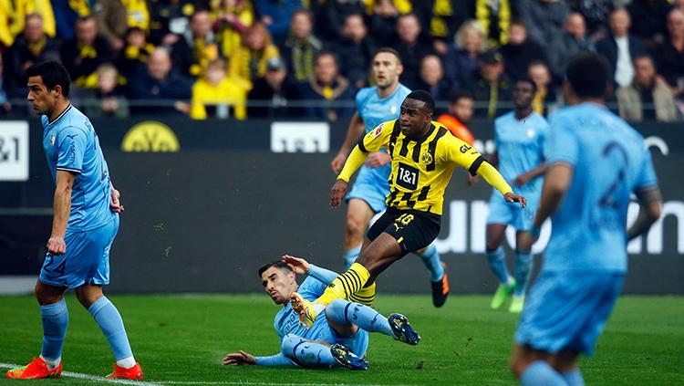 Pemain Borussia Dortmund melepaskan tendang ke gawang Bochum di Liga Jerman.