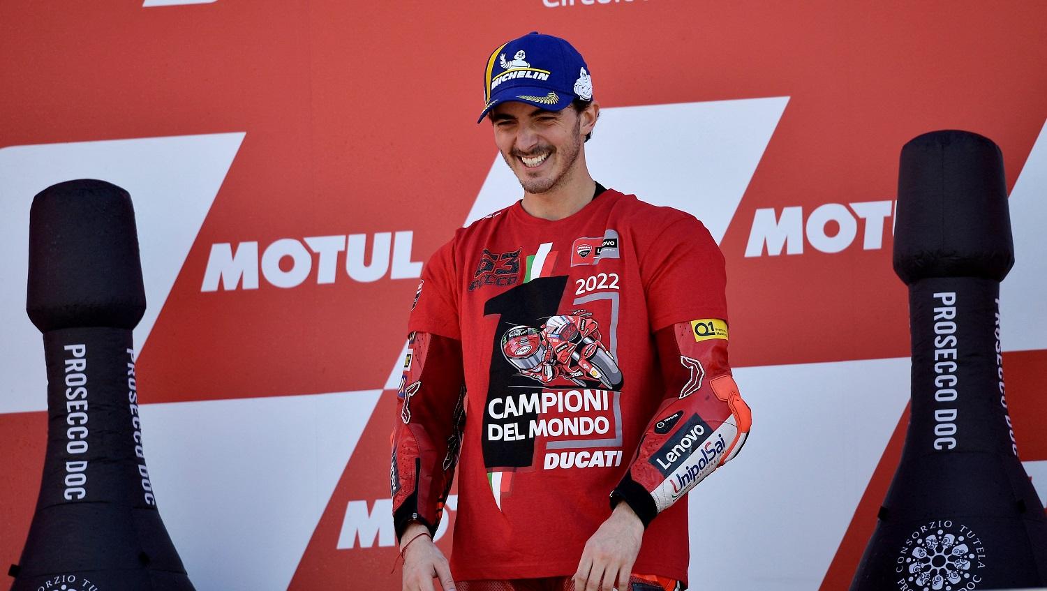Pembalap Ducati Lenovo, Francesco Bagnaia, merayakan gelar juara dunia MotoGP 2022, Minggu (06/11/22).