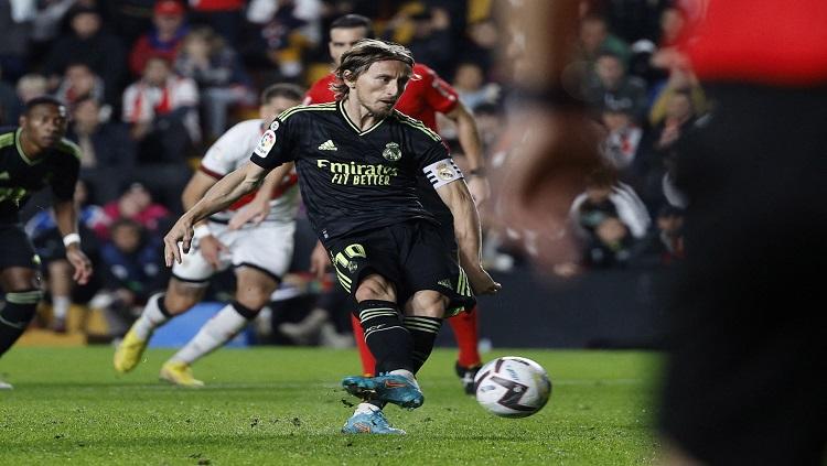 Gelandang Real Madrid, Luka Modric mencetak gol dari titik penalti ke gawang Rayo Vallecano REUTERS/Susana Vera - INDOSPORT