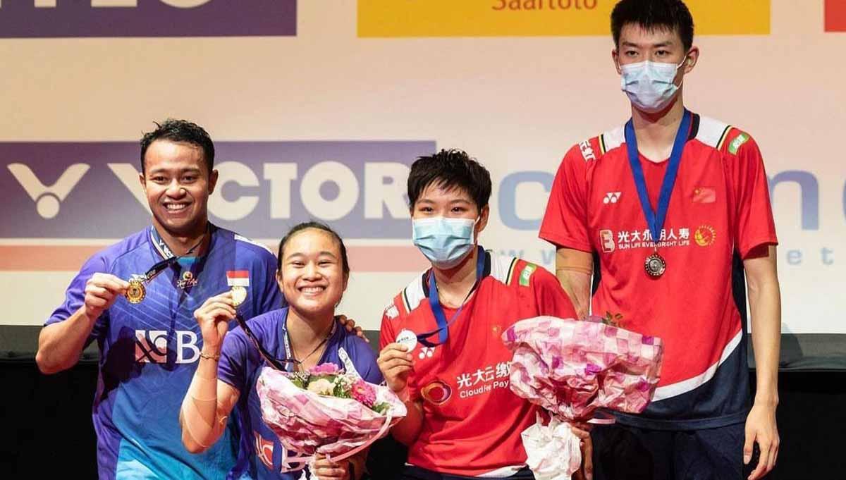 Pasangan ganda putri Indonesia, Rehan Naufal Kusharjanto/Lisa Ayu Kusumawati di podium juara Hylo Open 2022. (Foto: PBSI)