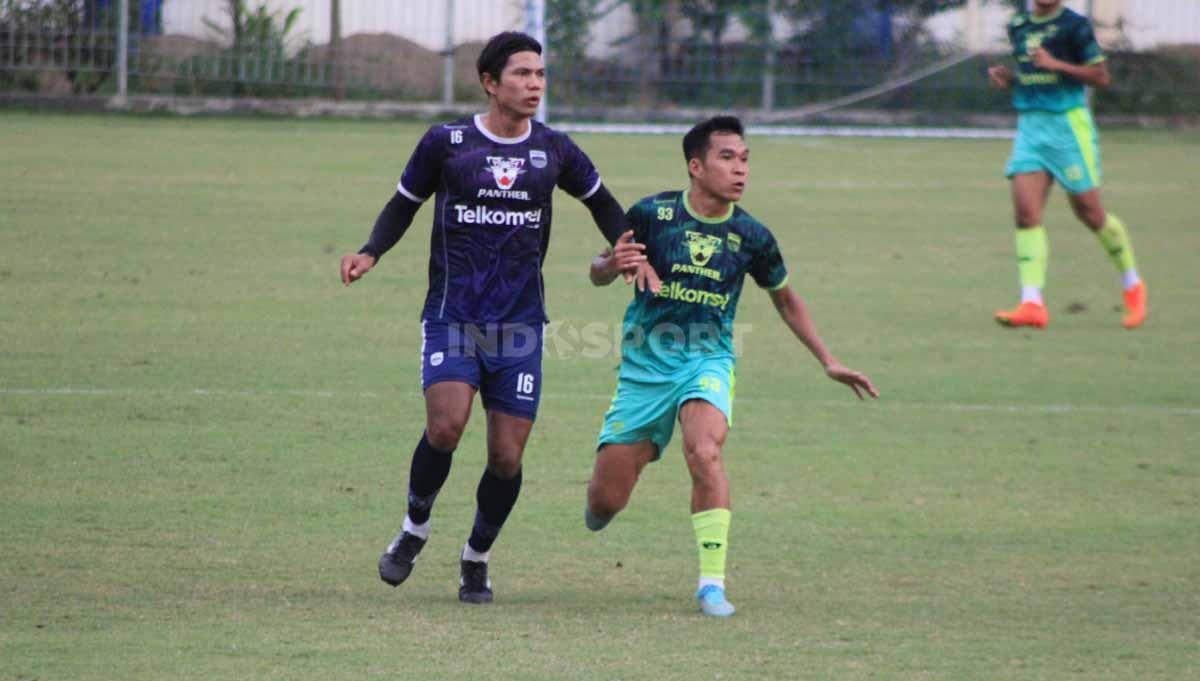 Erwin Ramdani (kanan) berduel dengan Achmad Jufriyanto (kiri), saat game internal di Stadion Persib, Jalan Ahmad Yani, Kota Bandung, Sabtu (05/11/22). - INDOSPORT