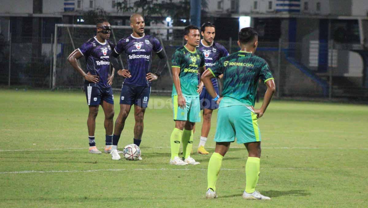 Pelatih Persib, Luis Milla, saat game internal di Stadion Persib, Jalan Ahmad Yani, Kota Bandung, Sabtu (05/11/22).