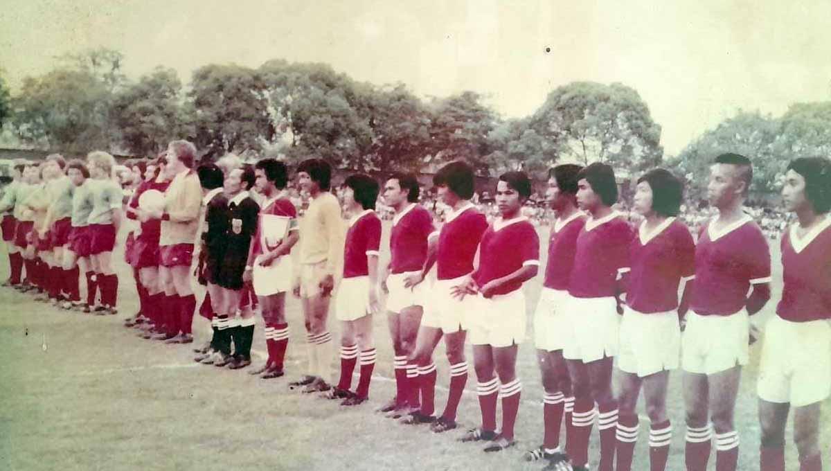 Salah satu pengalaman Persis Solo saat main melawan Ascott Australia di Stadion Sriwedari Solo pada era 70an. (Foto: Dok Persis Solo di Balai Persis)