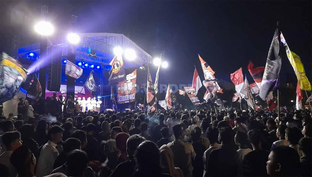 Ribuan suporter hadir dalam acara Sambernyawa Bershalawat untuk merayakan HUT ke-99 Persis Solo di Lapangan Pamedan, Mangkunegaran, Selasa (8/11/22). (Foto: Nofik Lukman Hakim/INDOSPORT)