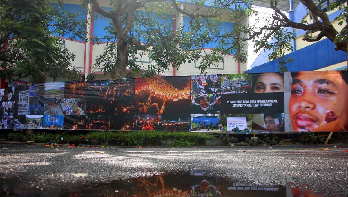 Jurnalis Malang Raya (JMR) memperingati 40 hari Tragedi Kanjuruhan dgn menampilkan foto karya jurnalistik. (Foto: dokumentasi JMR) - INDOSPORT