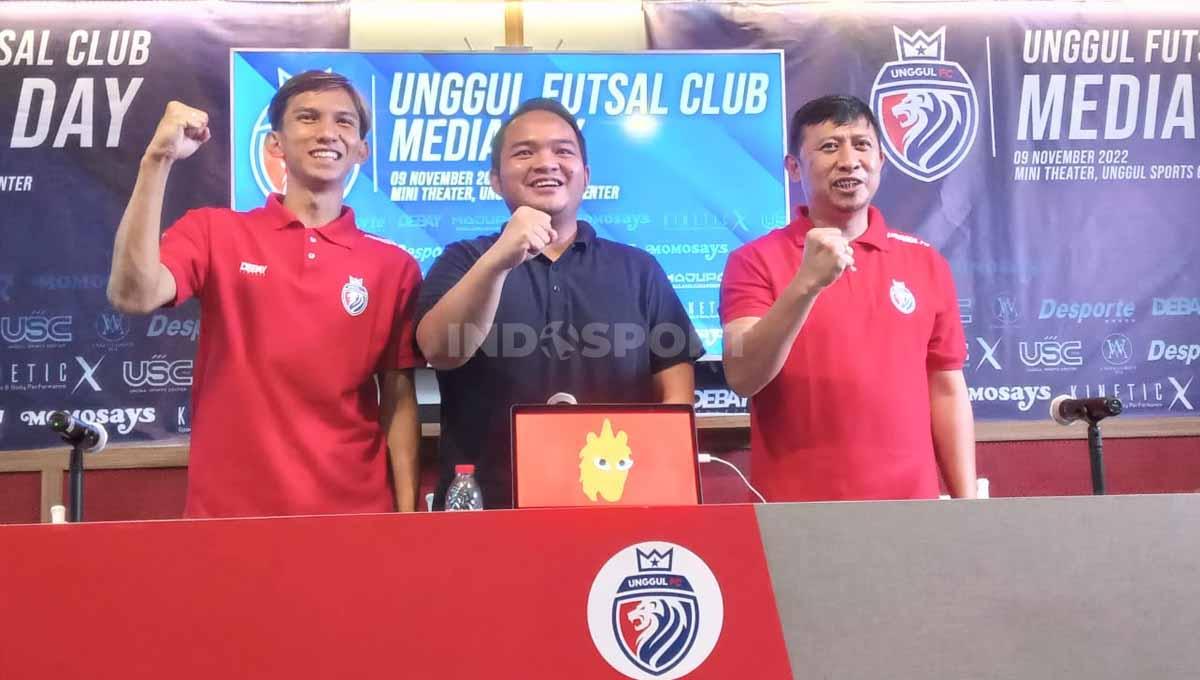 Owner Unggul FC, Nicola Reza Samudra (tengah), bersama Ramadhan Zidani (pemain) dan Andre Irawan (pelatih). Foto: Ian Setiawan/INDOSPORT.