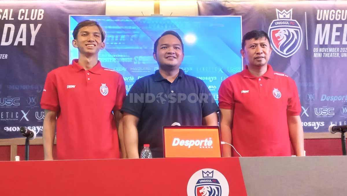 Owner Unggul FC, Nicola Reza Samudra, (tengah) bersama Ramadhan Zidani (pemain) dan Andre Irawan (pelatih). Foto: Ian Setiawan/INDOSPORT.