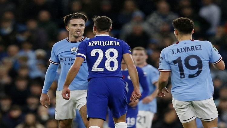 Bintang Manchester City, Jack Grealish dan pemain Chelsea, Cesar Azpilicueta terlihat bersetigang di Piala Liga Inggris REUTERS/Craig Brough