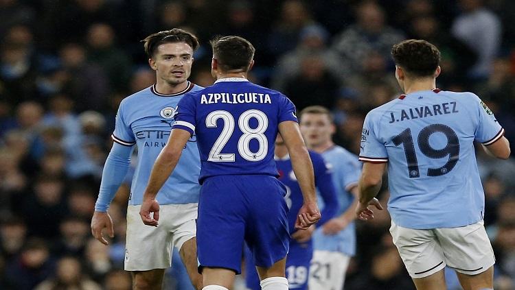 Bintang Manchester City, Jack Grealish dan pemain Chelsea, Cesar Azpilicueta terlihat bersetigang di Piala Liga Inggris REUTERS/Craig Brough - INDOSPORT