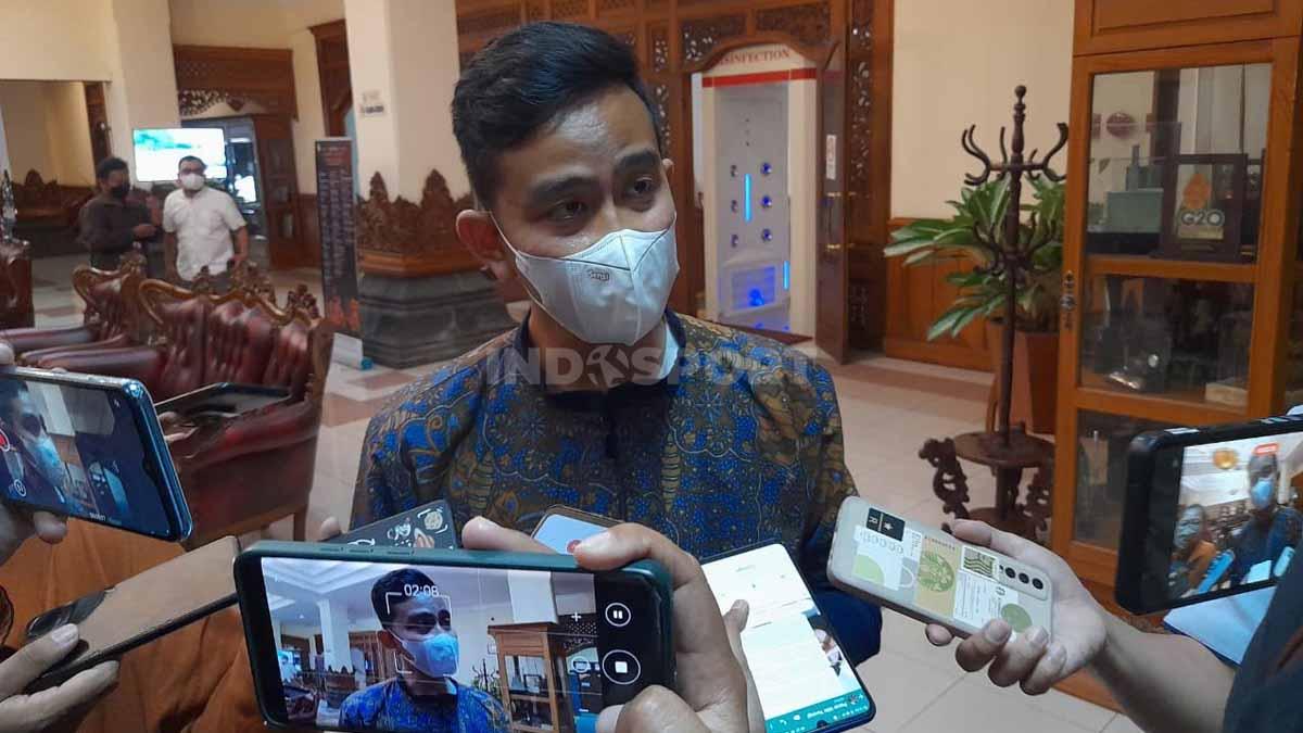 Walikota Surakarta, Gibran Rakabuming Raka, mengaku siap menggelar drawing pembagian grup Piala Dunia U-20 2023 di Solo yang membuat sekelompok orang meradang.(Foto: Nofik Lukman Hakim/INDOSPORT)