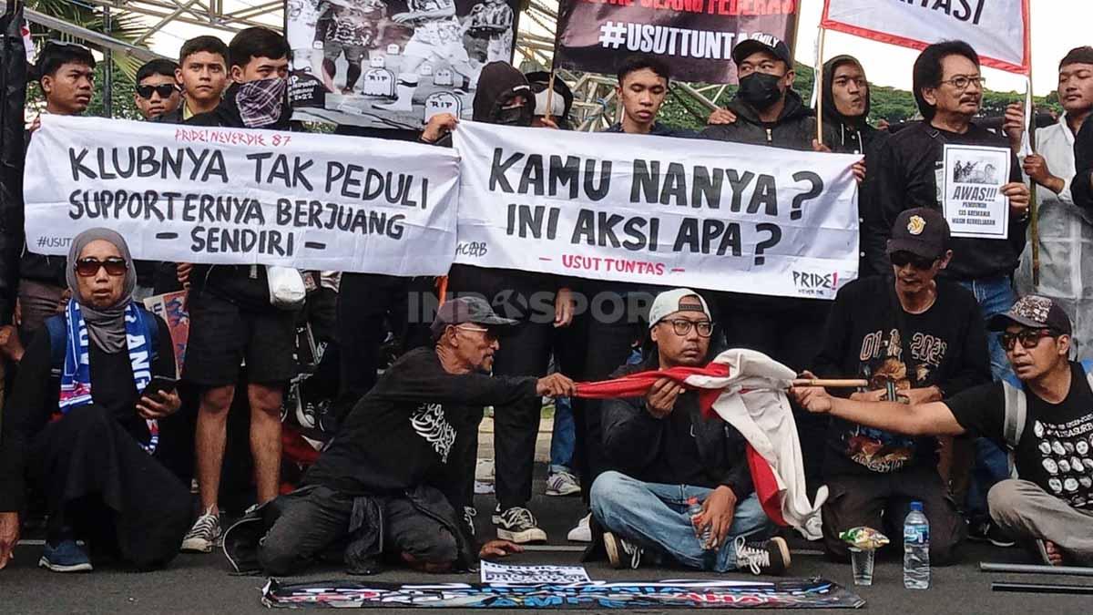 Beberapa spanduk yg dibawa aremania.