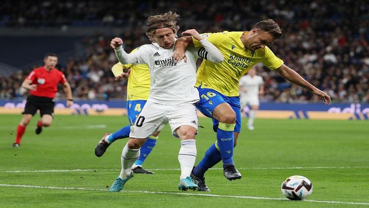 Aksi Luka Modric di laga Liga Spanyol antara Real Marid vs Cadiz REUTERS/Violeta Santos Moura