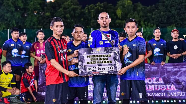 Komunitas Sepakbola Jurnalis, Seejontor FC mengadakan charity match dan menyerahkan donasi untuk korban Tragedi Kanjuruhan di Lapangan C Senayan, Kamis (10/11/22). - INDOSPORT