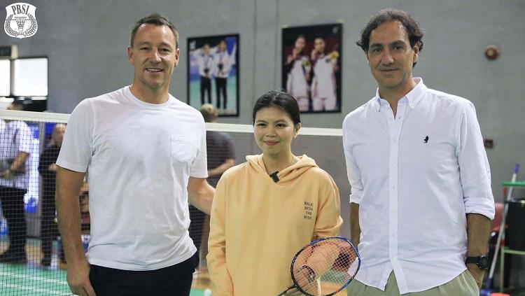 John Terry dan Alessandro Nesta berpose bareng Greysia Polii saat menyambangi pelatnas PBSI.