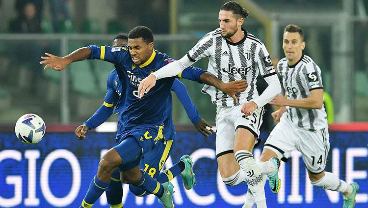 Gelandang Juventus, Adrien Rabiot berusaha merebut bola dari pemain Verona di Liga Italia.
