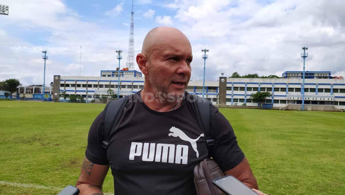 Pelatih kiper Persib, Luizinho Passos, merasa sedih dengan meninggalnya legenda sepak bola dunia Edson Arantes do Nascimento atau Pele, Kamis (29/12/22).