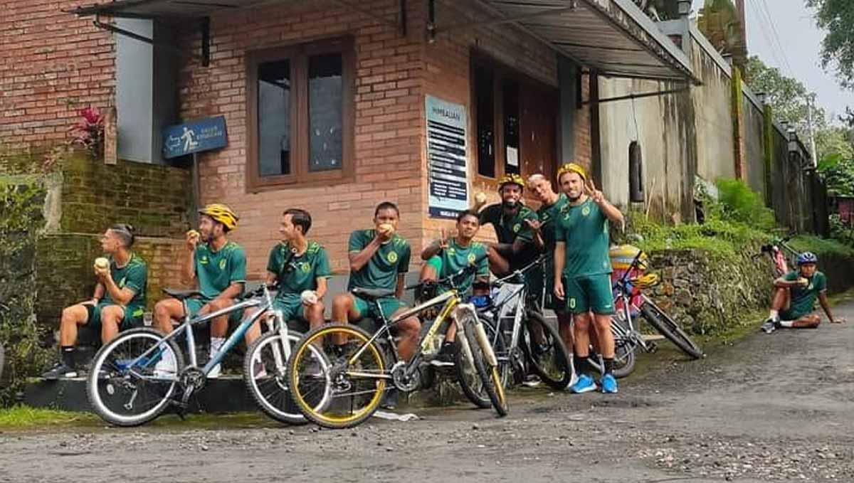 PSS Sleman melakukan latihan fisik dengan bersepeda mengelilingi Kaliurang. Foto:PSS Sleman.