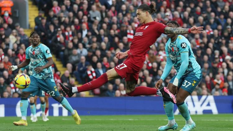 Aksi Darwin Nunez saat mencetak gol kedua Liverpool ke gawang Southampton di Liga Inggris, Sabtu (12/11/22) malam WIB REUTERS/Russell Cheyne - INDOSPORT
