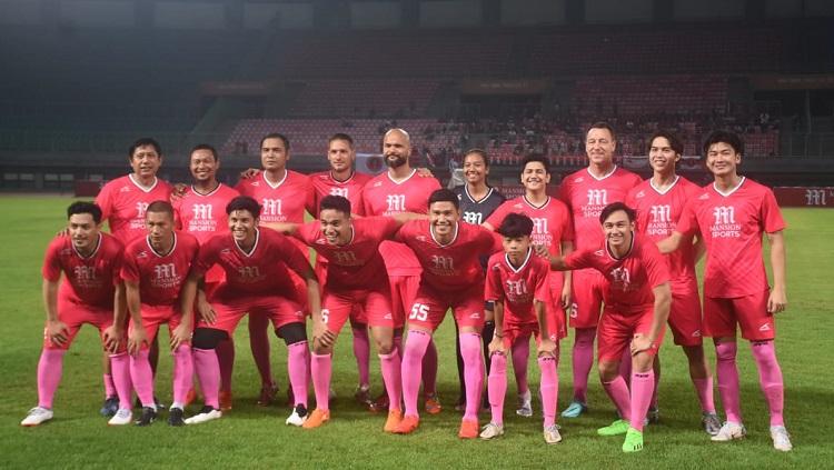 Tim John Terry tampil dalam ajang Star Football Challenges di Stadion Patriot Chandrabhaga, Bekasi, Sabtu (12/11/22).