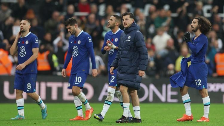 Para pemain Chelsea tertunduk lesu pasca kalah dari Newcastle United (13/11/22). (Foto: Reuters/Lee Smith) - INDOSPORT
