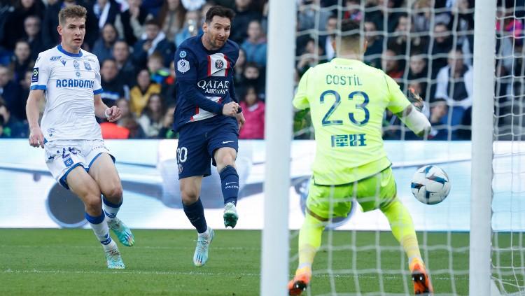 Lionel Messi melepaskan tembakan di laga PSG vs Auxerre (13/11/22). (Foto: REUTERS/Gonzalo Fuentes) - INDOSPORT