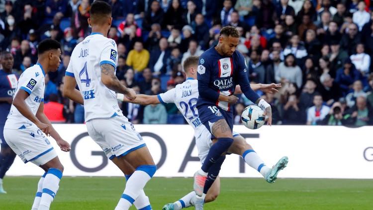 Aksi Neymar di laga PSG vs Auxerre (13/11/22). (Foto: REUTERS/Gonzalo Fuentes)