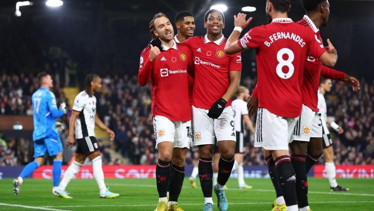 Para pemain Manchester United merayakan gol yang dicetak Christian Eriksen ke gawang Fulham, Senin (14/11/22) dini hari WIB REUTERS/David Klein - INDOSPORT